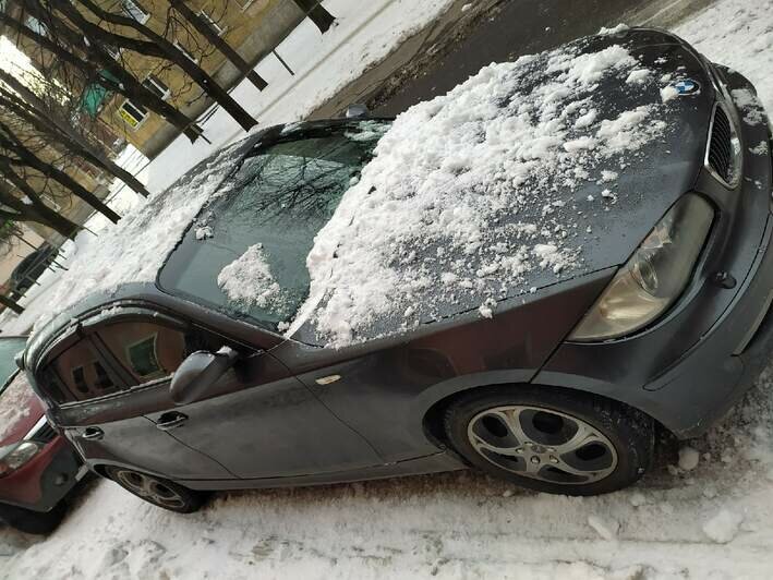 Разбитое стекло и крыша: в Калининграде на BMW упали сосульки со снежным комом (фото) - Новости Калининграда | Фото: очевидец