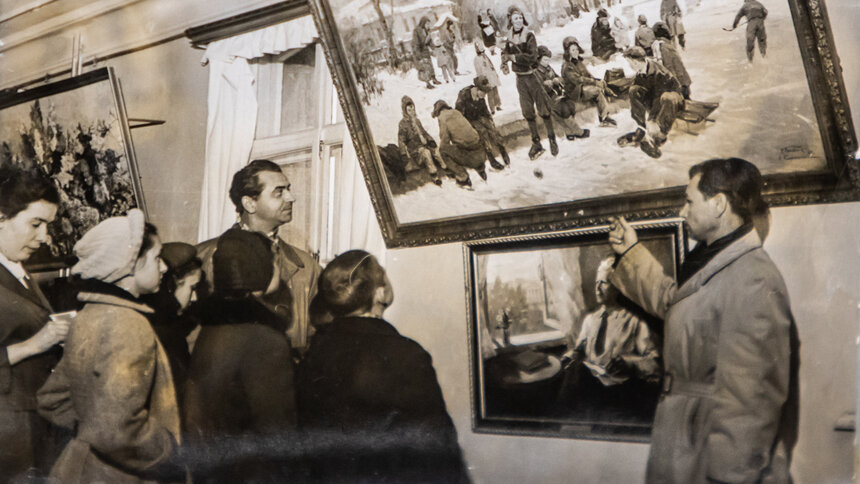 На художественной выставке |  Фото из семейного  альбома Николая Корякина, одного из первых калининградских художников