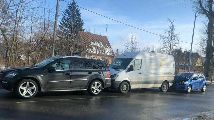 На улице Дзержинского столкнулись две легковушки и микроавтобус, есть пострадавшая - Новости Калининграда | Фото: Госавтоинспекция Калининградской области