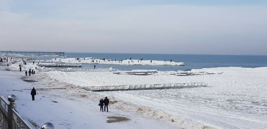 На побережье в Зеленоградске десятки людей вышли на лёд, несмотря на угрозу разрушения (фото) - Новости Калининграда | Фото очевидца