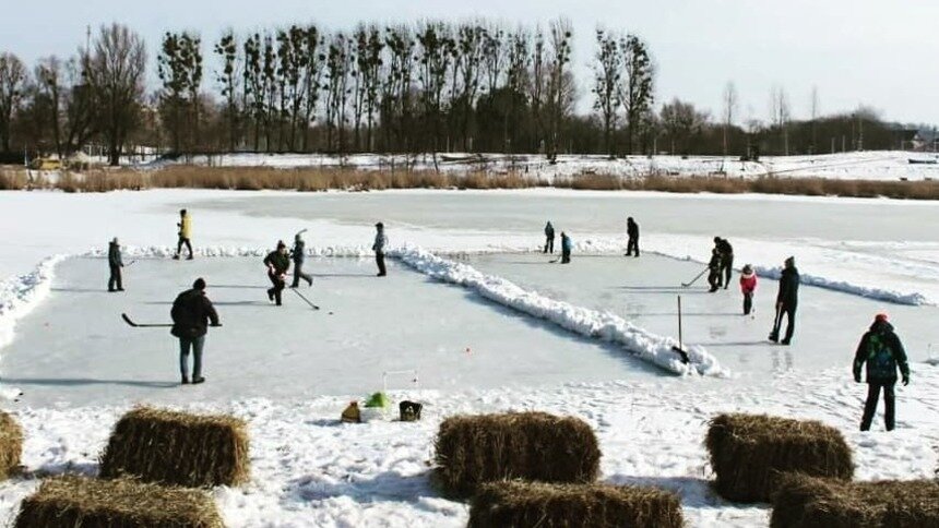 На замёрзшем озере в Багратионовске сыграли в хоккей - Новости Калининграда | Фото: министерство спорта Калининградской области / Instagram