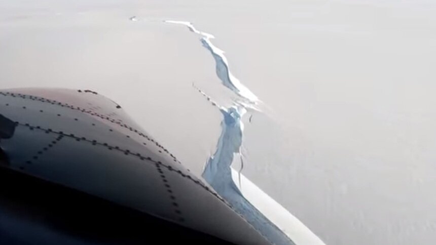 Айсберг площадью свыше тысячи квадратных километров откололся от Антарктиды - Новости Калининграда | Кадр из видеозаписи на youtube.com / British Antarctic Survey