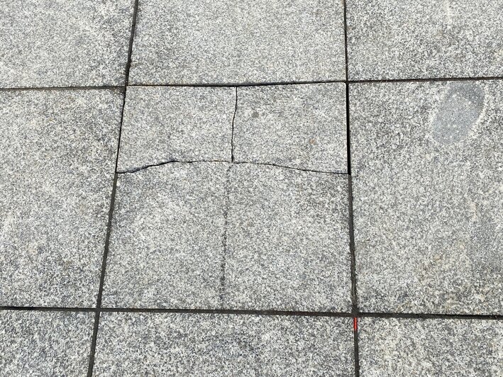 Эксперт рассказал, из-за чего каждый год разрушается плитка на площади Победы и как можно этого избежать - Новости Калининграда