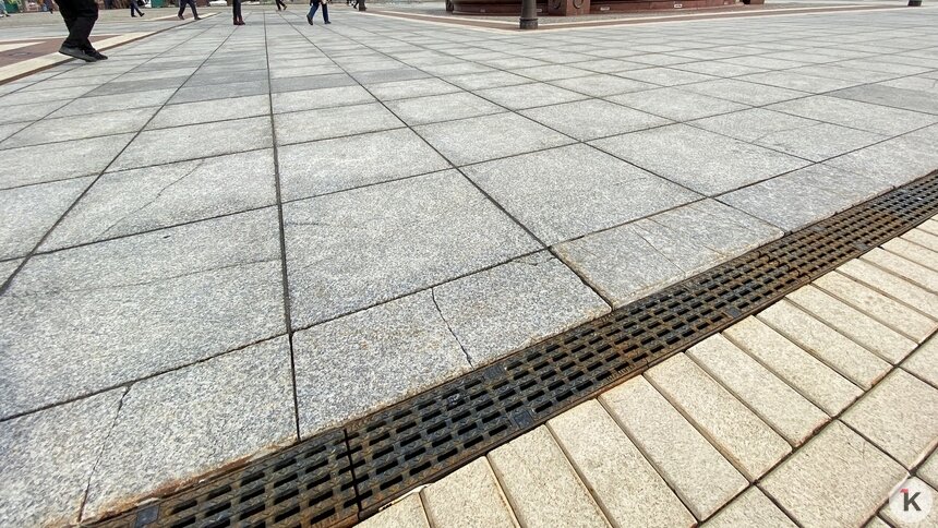 Эксперт рассказал, из-за чего каждый год разрушается плитка на площади Победы и как можно этого избежать - Новости Калининграда | Фото: Александр Подгорчук/&quot;Клопс&quot;