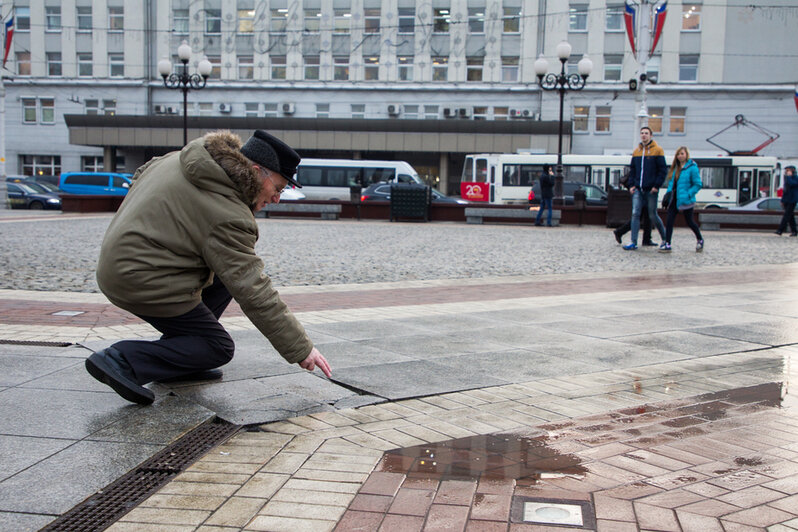 Эксперт рассказал, из-за чего каждый год разрушается плитка на площади Победы и как можно этого избежать - Новости Калининграда