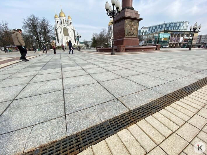 На площади Победы четвёртый год подряд трескается мраморная плитка (фото) - Новости Калининграда | Фото: Александр Подгорчук/&quot;Клопс&quot;