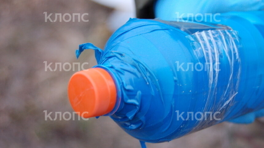 На фото: бутылка, которую нашли на месте происшествия | Фото: пресс-служба регионального Управления ФСБ