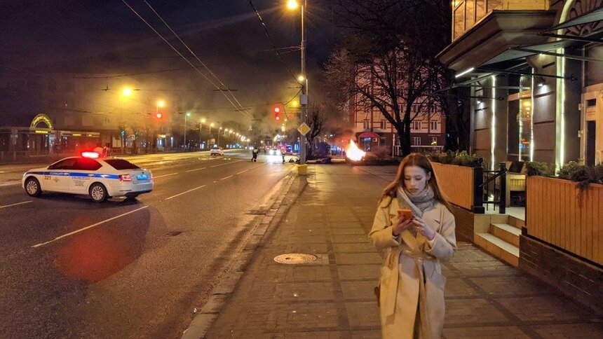 После удара машина сразу взорвалась, свидетели вызвали спасателей | Фото: Михаил Макаров