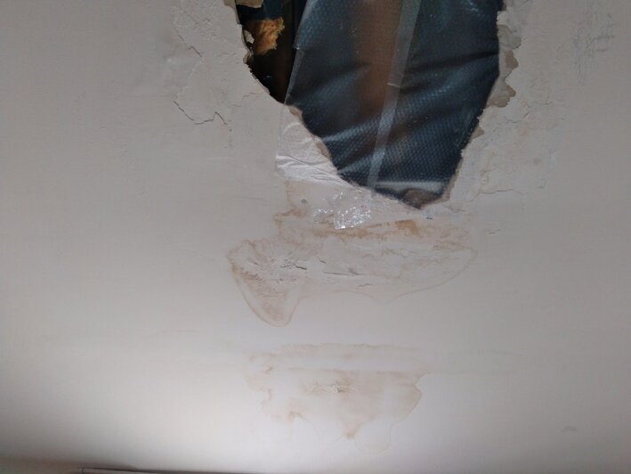 Дырка в потолке в квартире Яны и Юрия | Фото: из личного архива Яны Петровой 