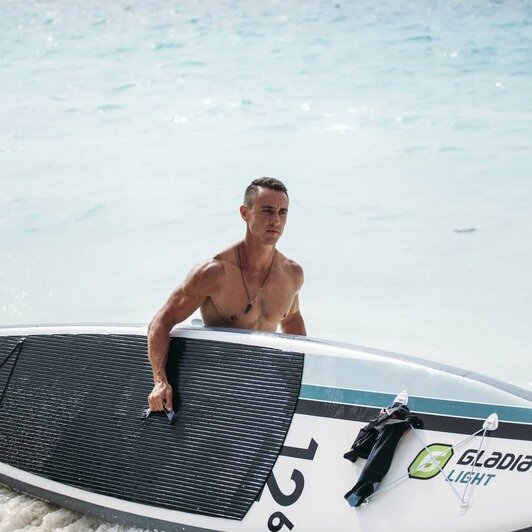 "Буду спать на диких пляжах": калининградец на доске для SUP-сёрфинга проплывёт вокруг острова Занзибар  - Новости Калининграда | Фото: соцсети Владимира Ямельянова