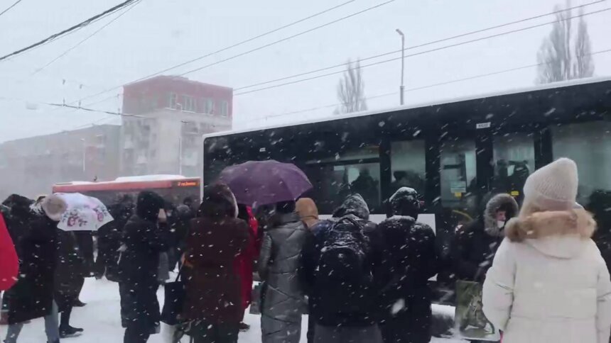 В Калининграде пассажиры толкали автобус, который в снег не смог заехать на эстакадный мост (видео) - Новости Калининграда | Фото: очевидец
