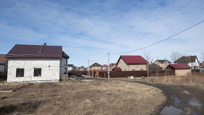 На фото: слева дом, который ремонтируют по ночам | Фото: Александр Подгорчук / &quot;Клопс&quot;