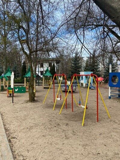 Детская площадка и качели, на которых произошёл несчастный случай | Фото предоставлено Илоной Кулумбеговой