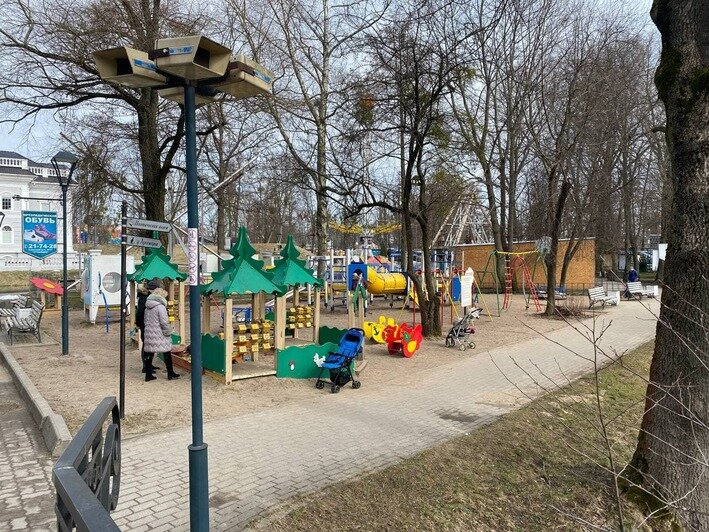 Так детская площадка выглядела утром 23 марта | Фото: Александр Подгорчук / &quot;Клопс&quot; 