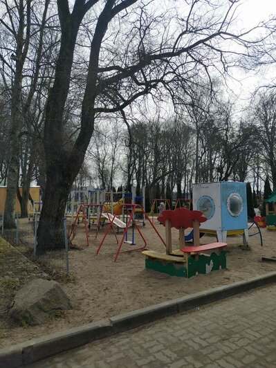 Так детская площадка выглядела утром 23 марта
