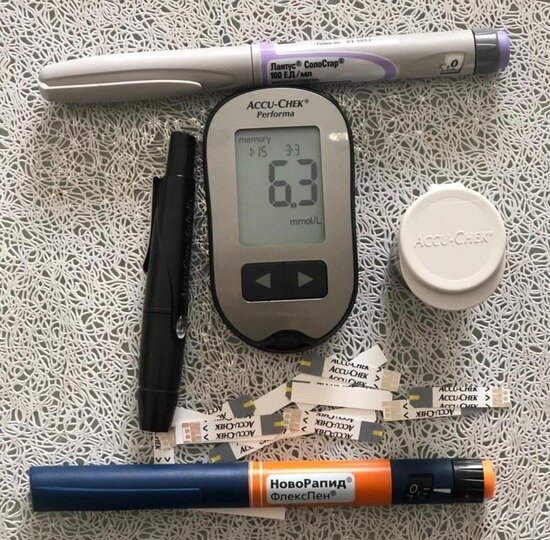 На фото: глюкометр, инсулин и другие ежедневные &quot;спутники&quot; человека с диабетом | Фото: Анастасия Гончарова
