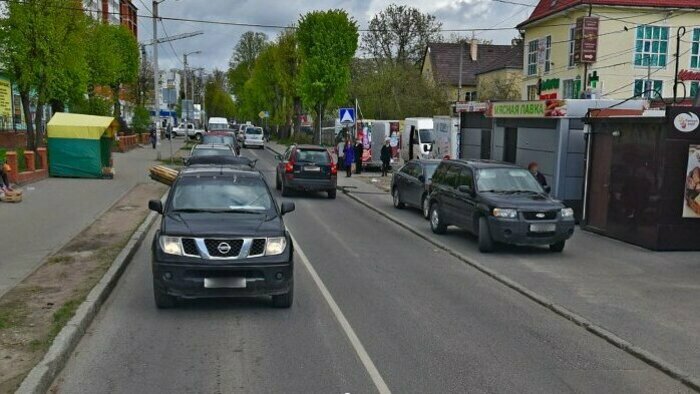 В зонах торговли машины паркуются на узких тротуарах | Фото: Скриншот сервиса &quot;Яндекс Карты&quot;