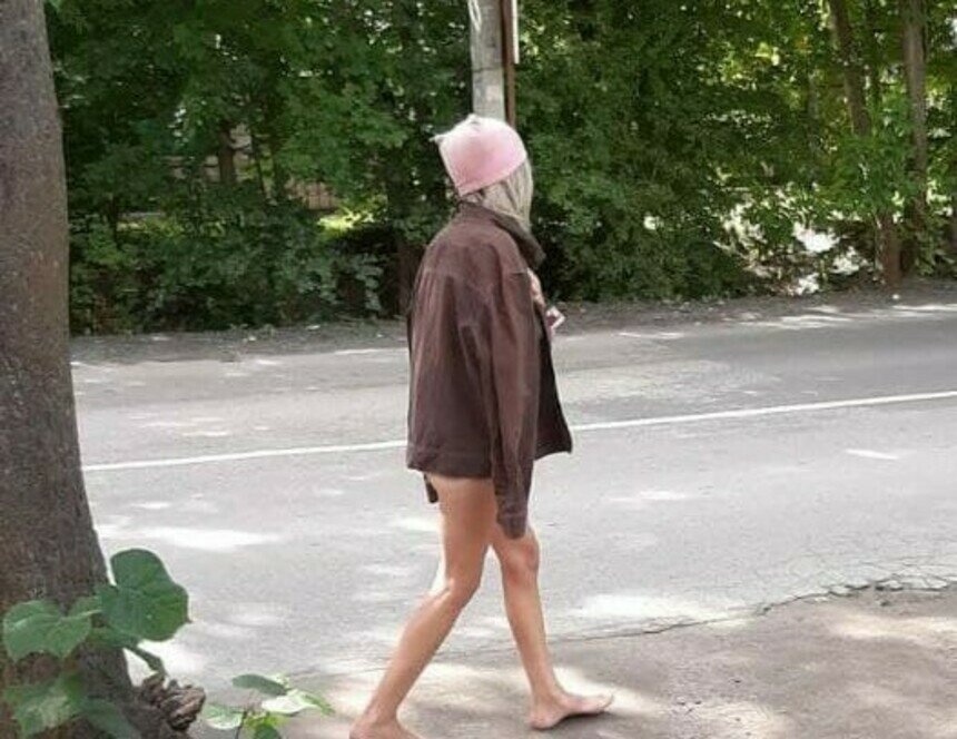 Полуголую девушку в розовой шапке калининградцы заметили в августе | Фото: очевидцы