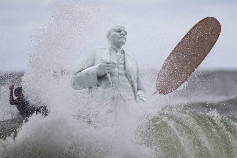 Ленин и большая вода | Иллюстрация: Александр Скачко / «Клопс»