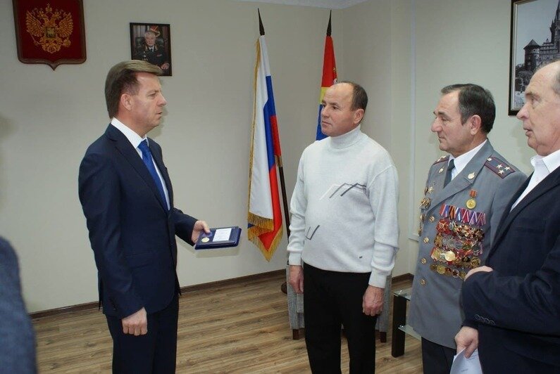 Глава регионального МВД вручает калининградцу награду | Фото: Константин Сериков