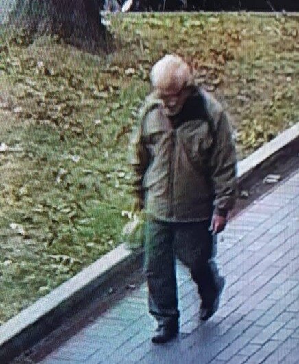 Днём 11 октября пенсионера видели в Ленинградском районе города | Фото: скриншот с камер видеонаблюдения 