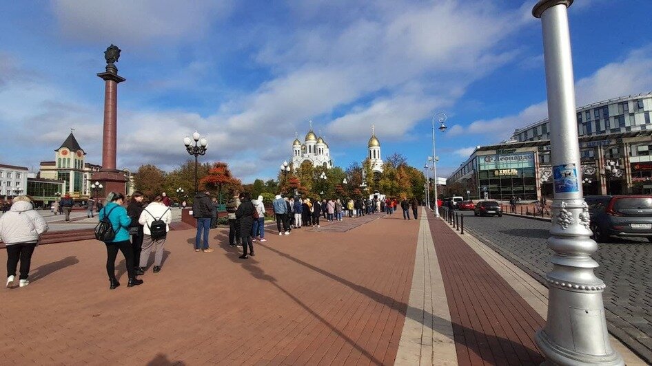 «Стою уже третий час»: калининградцы полдня ждут на улице, чтобы сделать прививку  - Новости Калининграда | Фото: Зоя Новгородцева