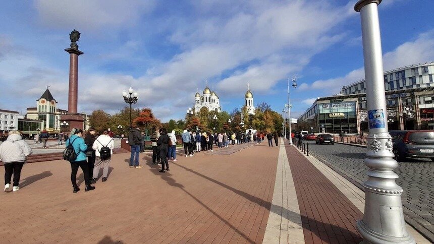 Фото дня: десятки людей выстроились в очередь на вакцинацию  - Новости Калининграда | Зоя Новгородцева