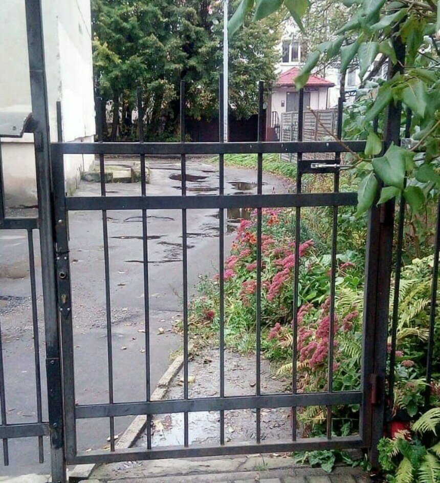 Калитка, на которой пострадала калининградка | Фото предоставили жители дома