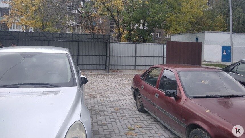 В Калининграде мусорку построили за стоянкой с припаркованными автомобилями (фото) - Новости Калининграда | Фото: «Клопс»