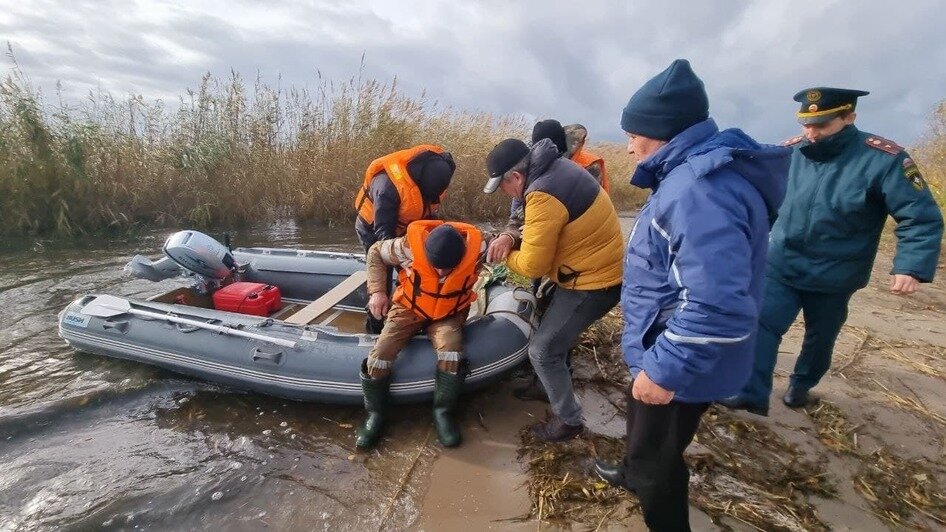 Пострадавшего доставили на лодке к берегу и вызвали скорую помощь | Фото: ПСО «Запад»