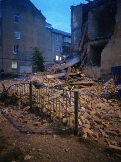 В Калининграде стена дома обрушилась на машину - Новости Калининграда | Фото: очевидец