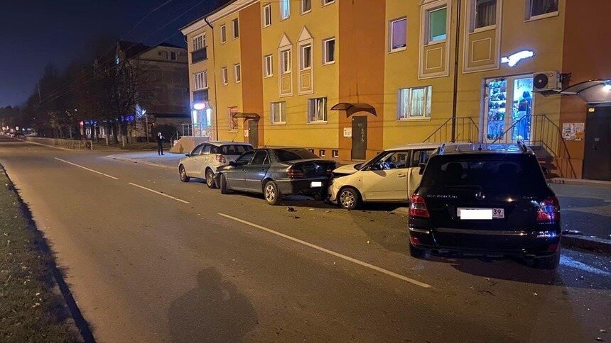 В Калининграде пьяный водитель Mercedes устроил аварию с участием четырёх машин - Новости Калининграда | Фото: ГИБДД региона