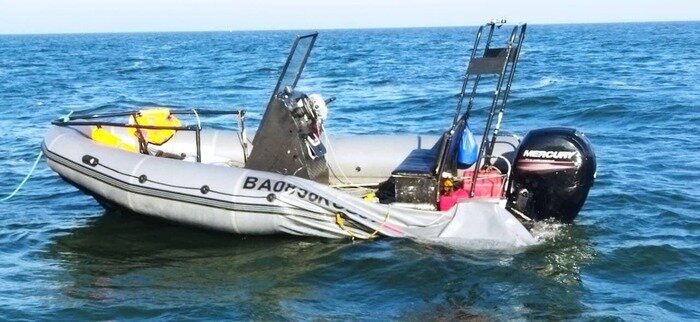 Борт лодки повредили, пытаясь её остановить  | Фото: очевидцы