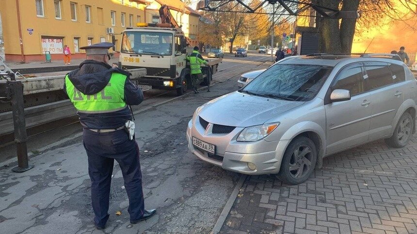 На Киевской начали массовую эвакуацию машин с «народных» парковочных мест - Новости Калининграда | Фото очевидца