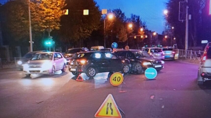 На Невского столкнулись две машины, пострадали два человека - Новости Калининграда | Фото: пресс-служба регионального УМВД