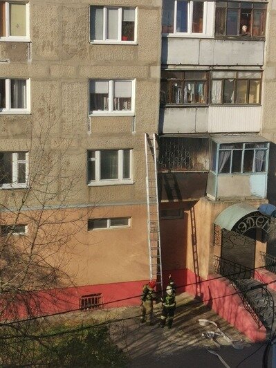 На Дзержинского загорелся балкон многоэтажки (фото, видео) - Новости Калининграда | Фото: очевидец