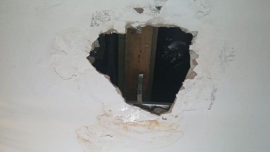 На фото: дыра в потолке в квартире сироты | Фото: из личного архива жительницы Долгоруково