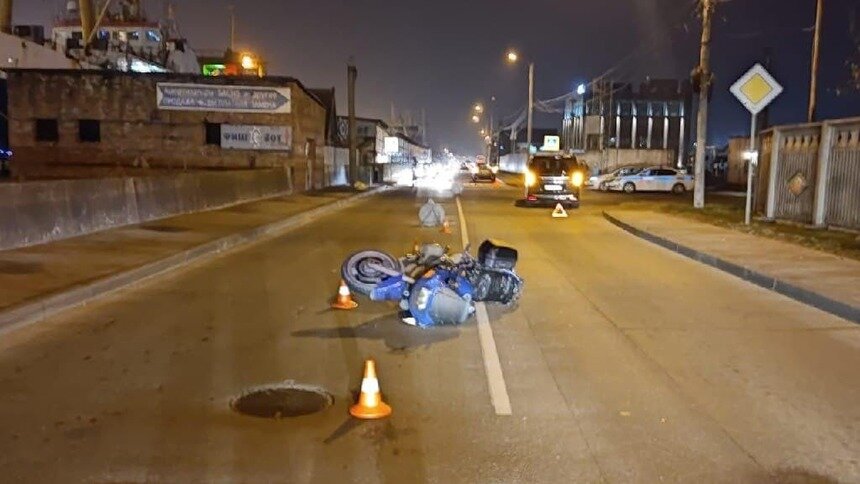 В Калининграде мотоциклист не справился с управлением и врезался в легковушку - Новости Калининграда | Фото: ГИБДД региона