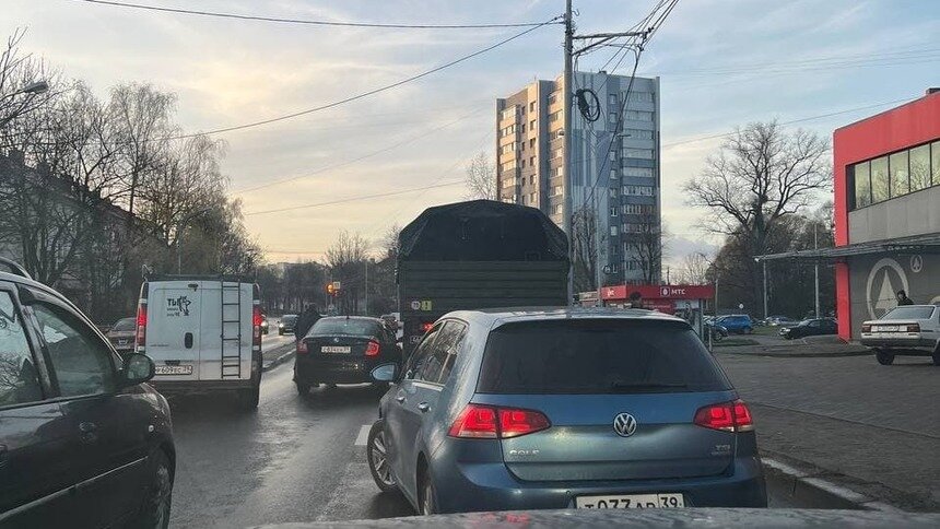 Невского встала в пробке из-за аварии на перекрёстке Островского - Новости Калининграда | Фото очевидцев