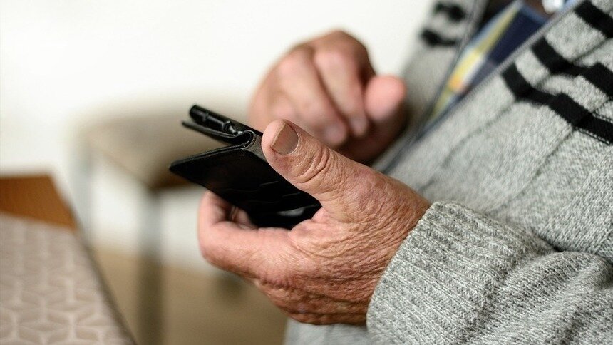 Ушли в онлайн: калининградские пенсионеры стали реже использовать кнопочные телефоны - Новости Калининграда