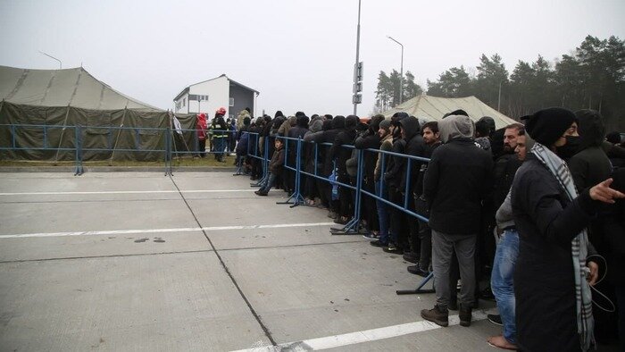 Беженцы в очереди в гуманитарный лагерь, предоставленный белорусской стороной 16 ноября | Фото: gpk.gov.by