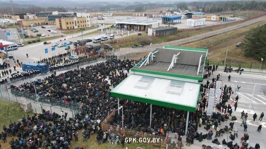 На фото: более двух тысяч беженцев в пункте пропуска Брузги, 15 ноября | Фото: официальный Telegram-канал пограничного комитета Республики Беларусь