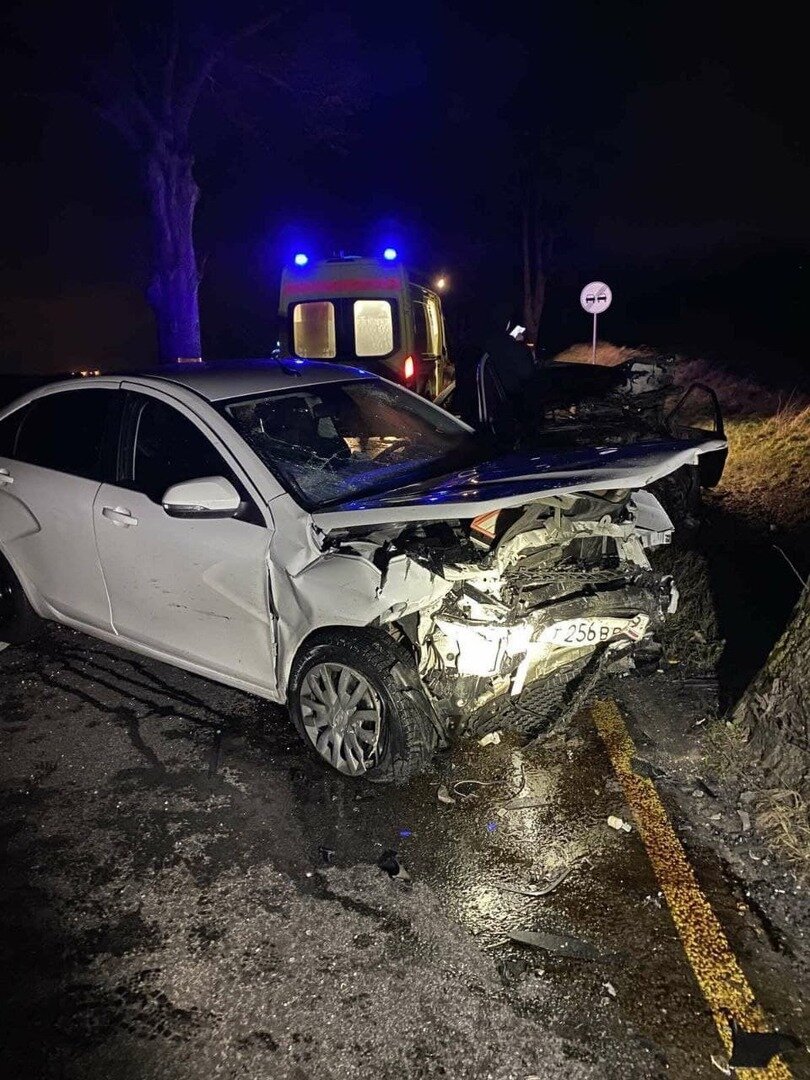 На старой трассе в Зеленоградск столкнулись две машины, пострадали семеро -  Новости Калининграда