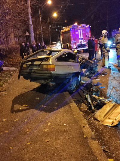 На проспекте Победы Audi влетела в столб - Новости Калининграда | Фото: очевидец