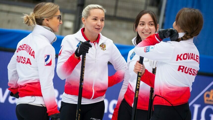 Юлия Портунова — вторая слева | Фото: сайт Всемирной федерации кёрлинга