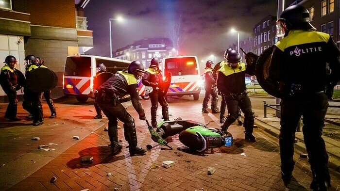 Правоохранители убирают с улиц разгромленную на протестах технику | Фото: официальная страница полиции Нидерландов / Twitter