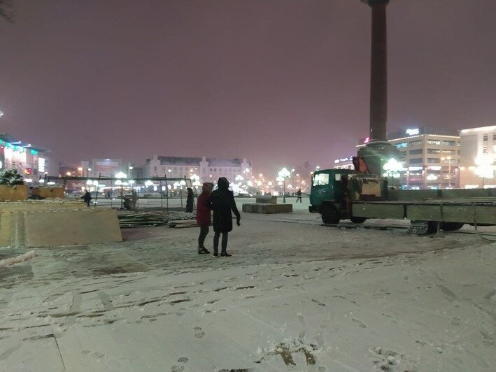 Монтаж новогодней ёлки на Площади Победы | Фото: «Клопс»