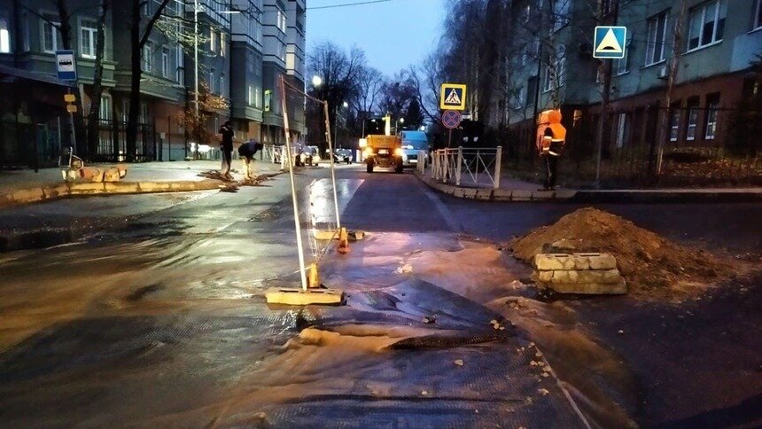 При проведении земляных работ на Тенистой аллее сторонняя организация повредила трубу водопровода - Новости Калининграда