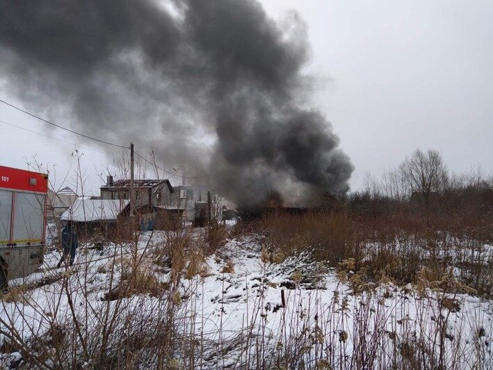 В Калининграде в СНТ «Космос» сгорели две деревянные постройки (видео) - Новости Калининграда | Фото: очевидец
