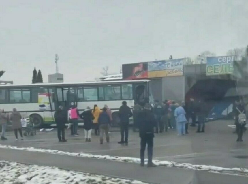 В Гурьевске автобус врезался в магазин (видео) - Новости Калининграда | Фото: очевидец